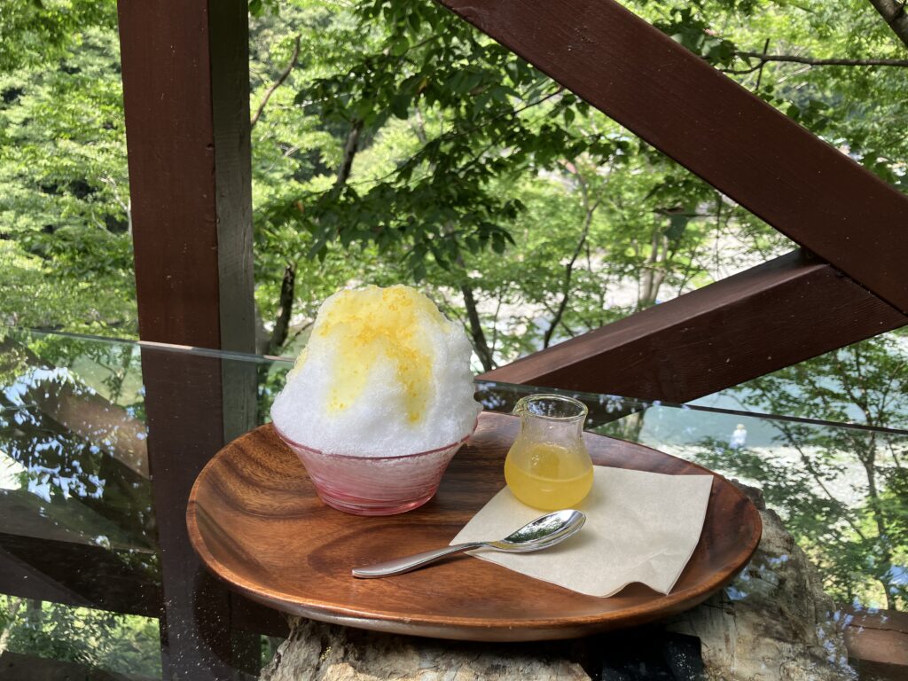 奥多摩・御岳デッキカフェBitteの柚子かき氷