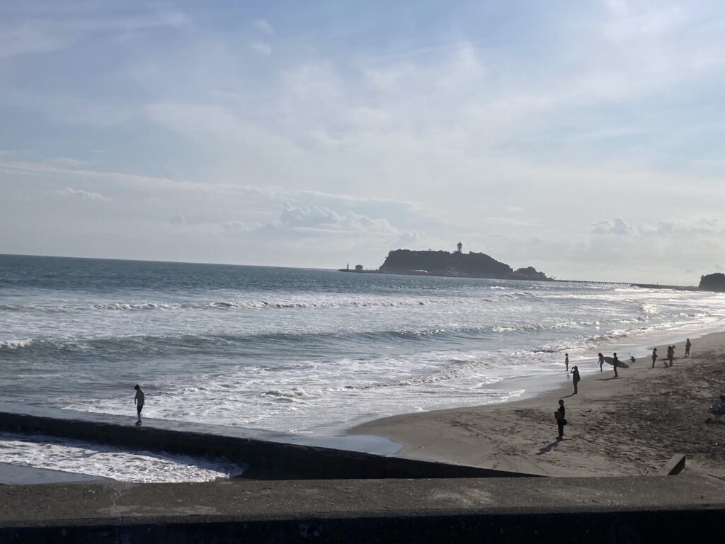 夏の江ノ島を望む