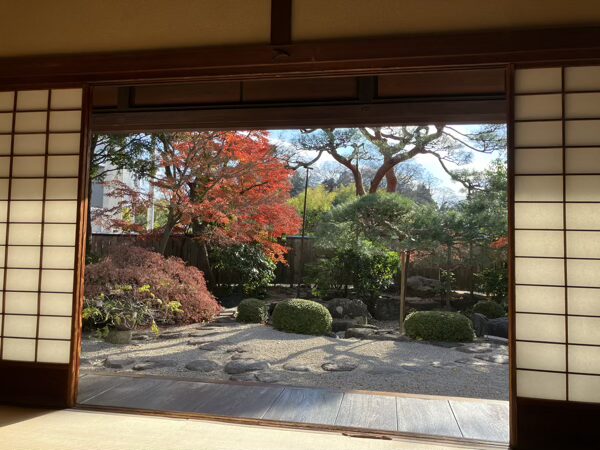 記念館から見る庭園の様子